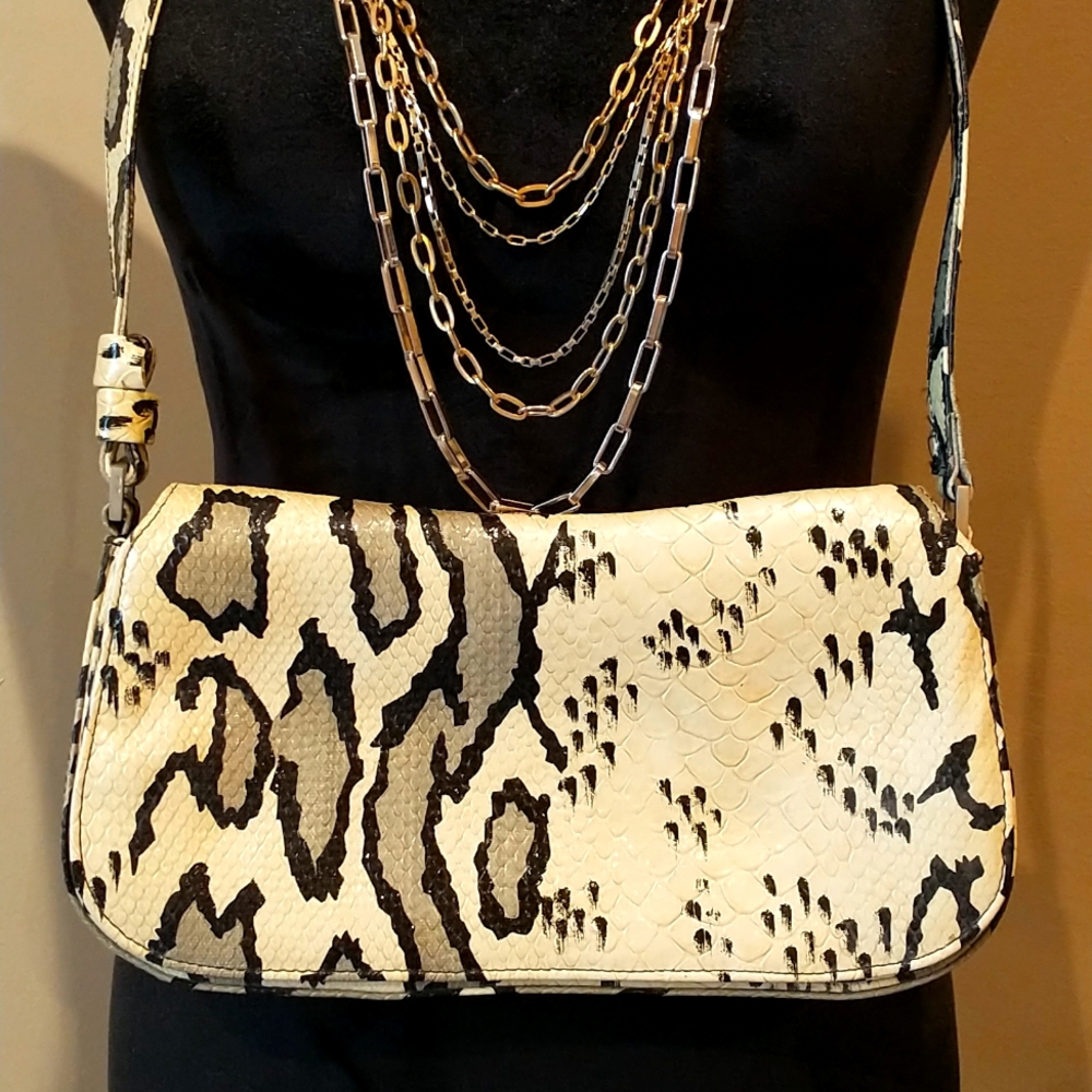 Faux snake skin pocket book/Host pick 🎉